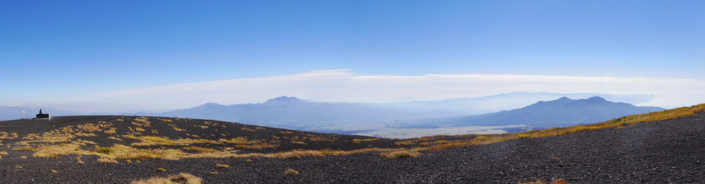 ��c�ˉ��˒��ォ�爤��R�Ɣ����̎R�𒭂߂�