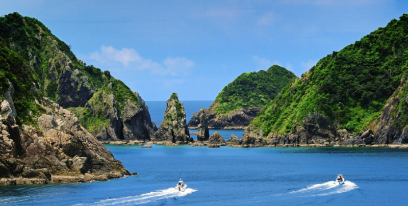 天へ向かって剣のようにそびえ立つ2つの岩「双剣石」