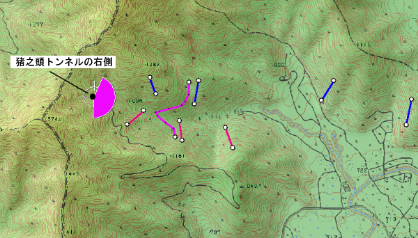 湯之奥猪之頭トンネルからでた道の尾根の窪み