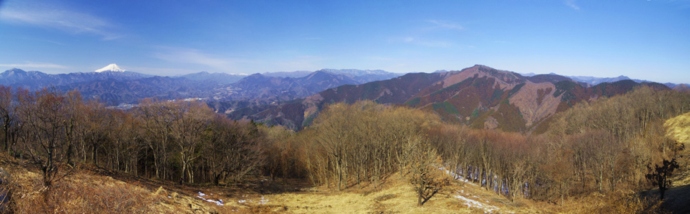 陣馬山からの富士山がいる大展望。富士山の右側の山並みに注目して。