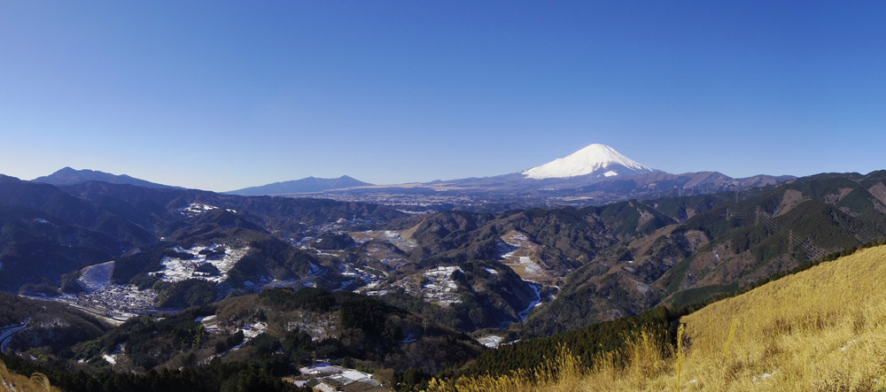 大野山休憩舎からの富士山と愛鷹山