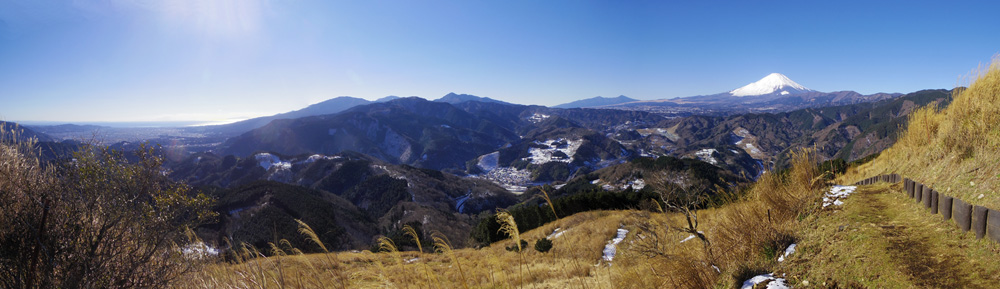 大野山634m地点からの富士山と愛鷹山と箱根の山と相模湾