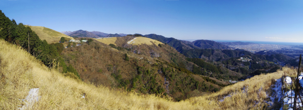 休憩舎ー634m地点からの大野山と相模湾