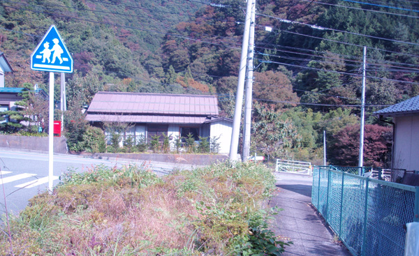 追分バス停付近の曲がり角