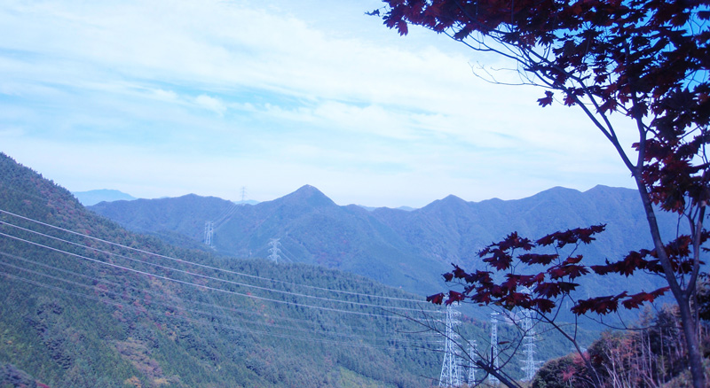 真ん中の尖っている山は笹子雁ヶ腹摺山