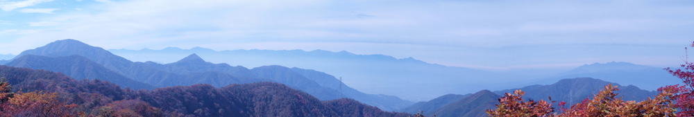 御坂黒岳と釈迦ヶ岳の右奥には、南アルプス、八ヶ岳