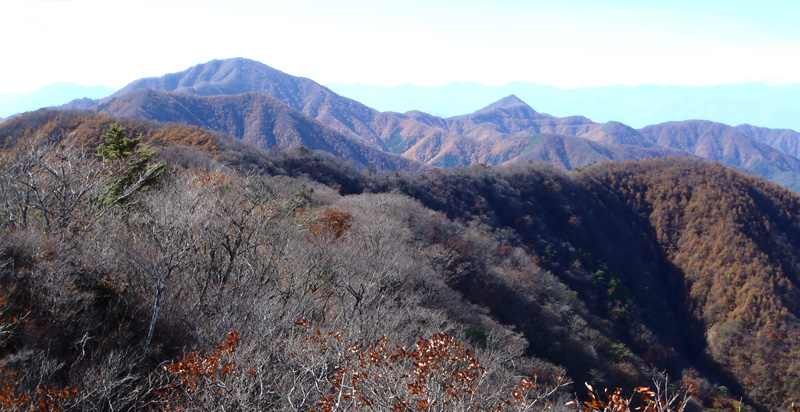 富士山の右側に御坂黒岳と釈迦ヶ岳