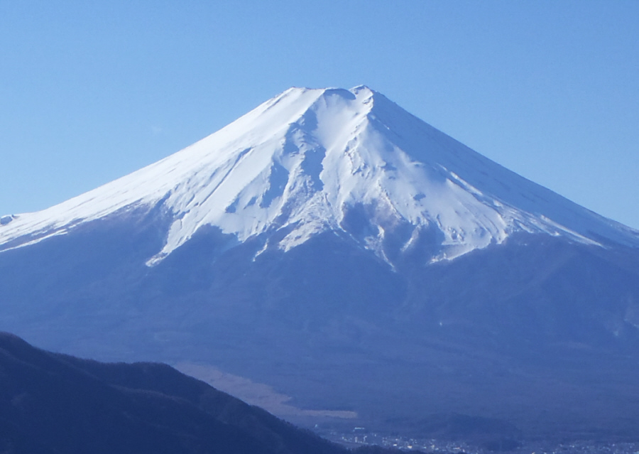 富士山山頂のほぼ真ん中に吉田大沢の大きな窪み