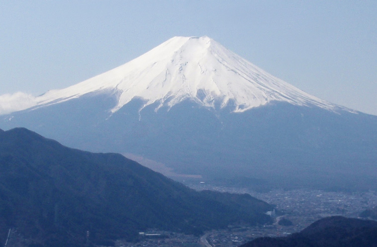 �g�c���̉E�̎Ζʂ��܂ߕx�m�R�S�ʂɗz�̌���������܂�