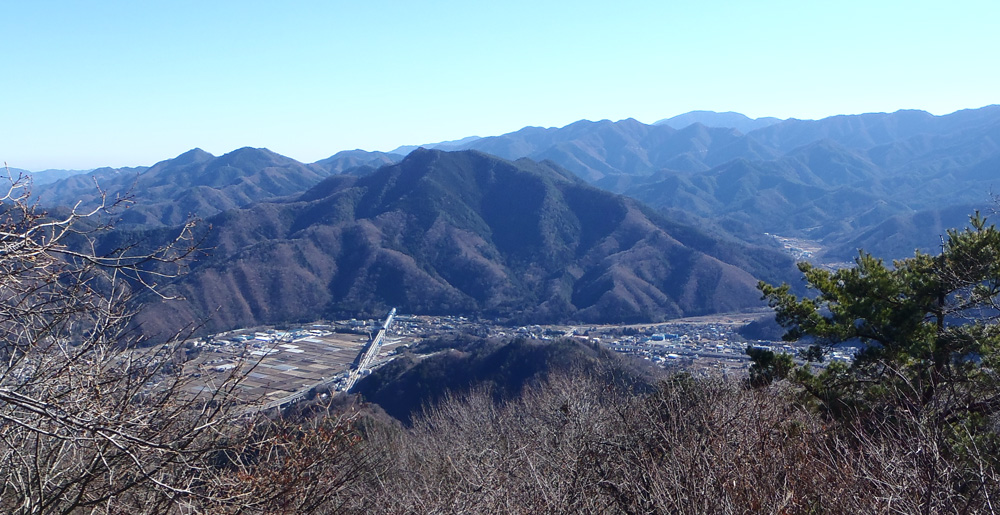 ����R�Ƌ�S�R�̊ԂɁA�R�����j�A������