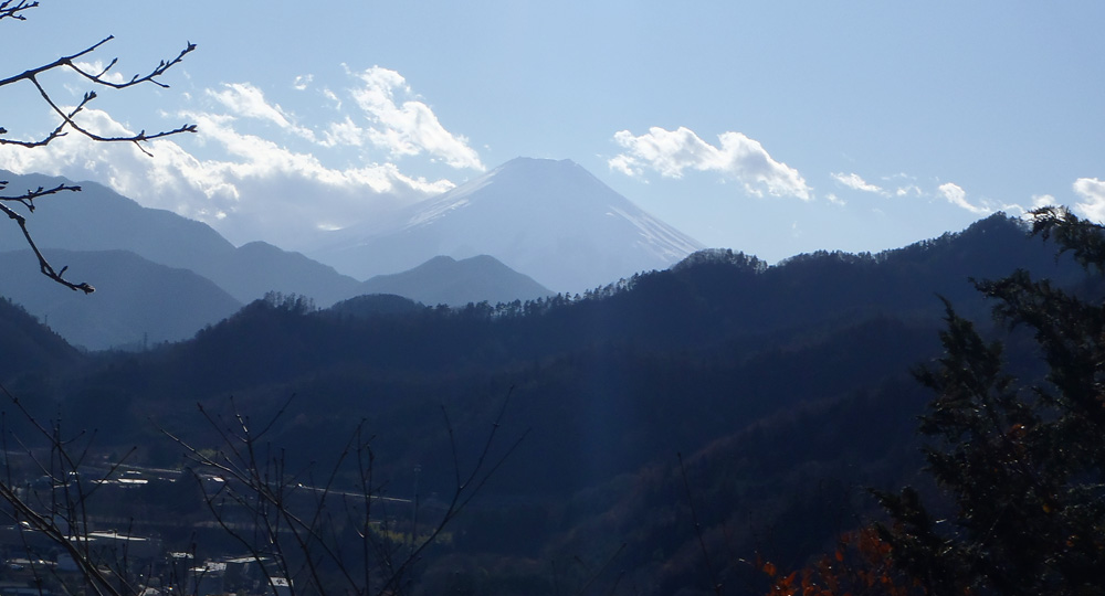 �ނ��юR�̎�O�ɕx�m�R�W�]�n