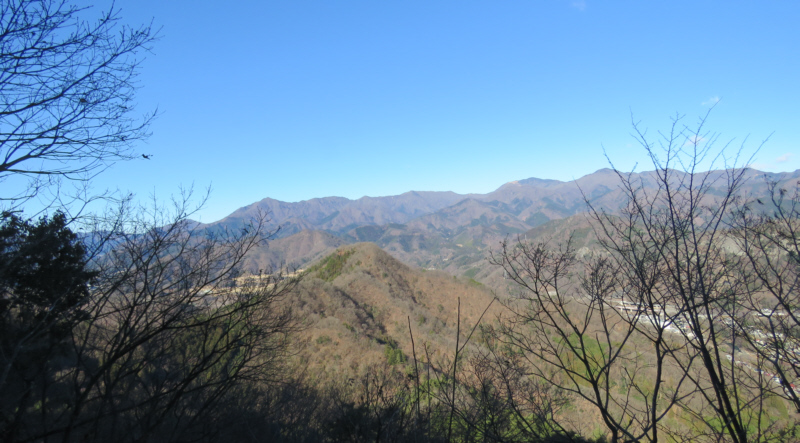 ��O�R�o�R������E���̌i�ρB��O���e�ԎR�A���̍����̐�����R����q�R�A���̉E�ɁA�n�}�C�o�ہA���J�ہA���x�A�僖�����R�̑��F�A��