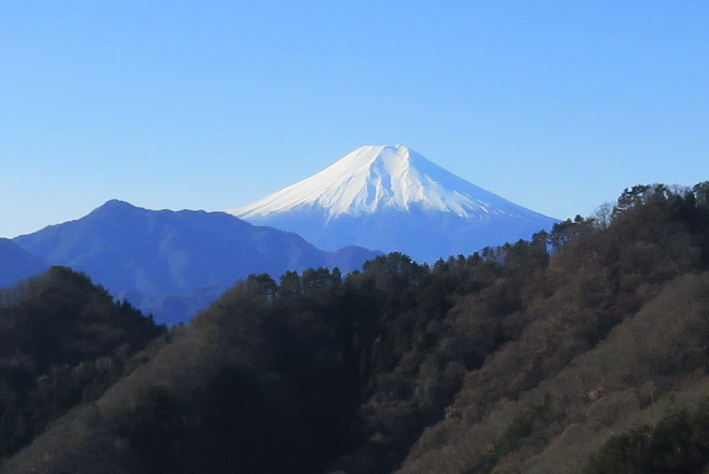 ��O�R����̕x�m�R�B�����R�E�ێq�R�Ɣn���R��V����̎R���݂̏�ɕx�m�R�B