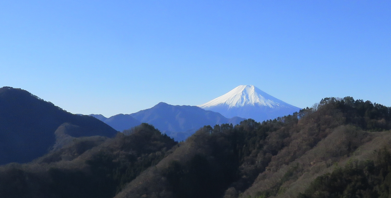 �匎��O�R����̕x�m�R�@�_�u��V����̎R���݂̏�ɒ�������x�m�R�B