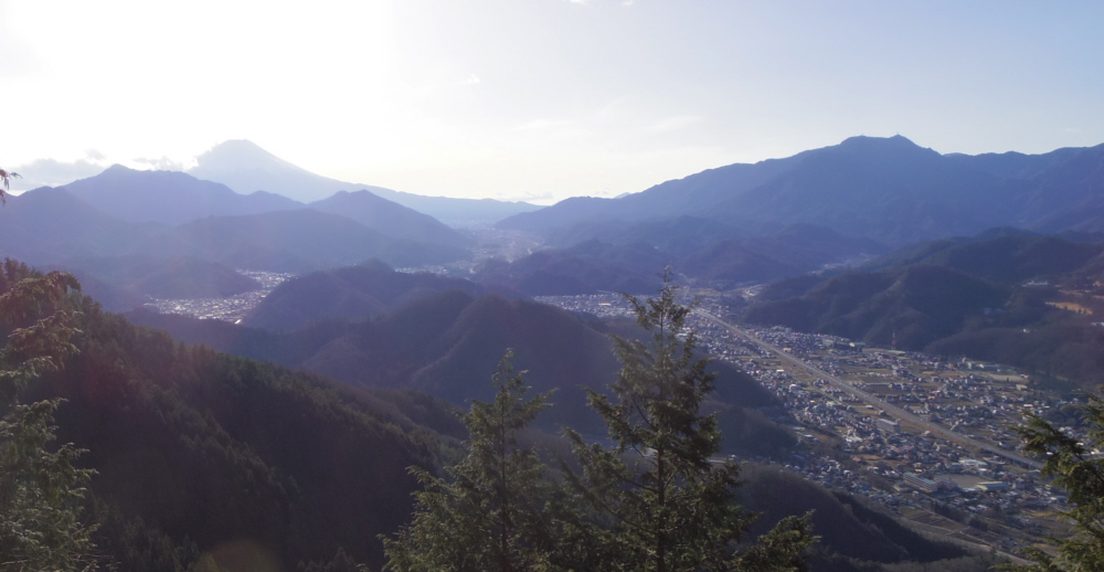 �V���̏ォ��̕x�m�R�B�ߌ�ɂȂ�Ɖ��������Ȃ�܂��B