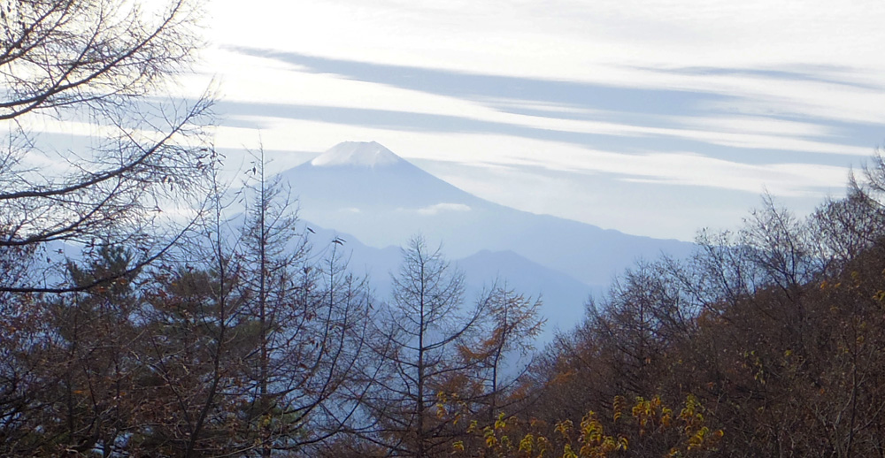 更に左側に寄ると倉見山が見え