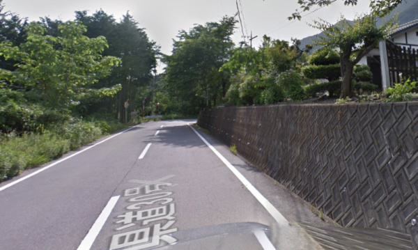 右側の20mほど上に君恋温泉