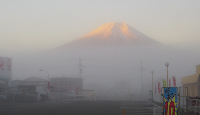 忍野の白い靄の中の富士山
