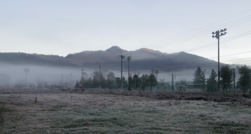 <font size="+0">画面中央が高座山でその右側が杓子山、子の神</font>