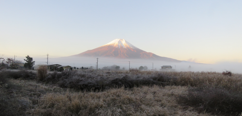 忍野村からの富士山。朝日があたる。