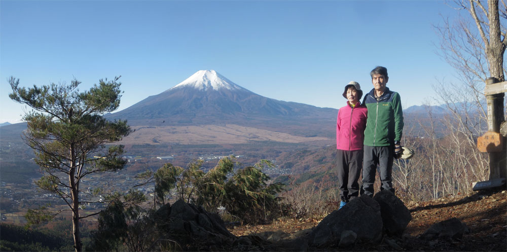 高座山山頂で富士山と記念撮影