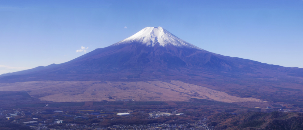 杓子山山頂からの富士山　冠雪部の陰影がある富士山