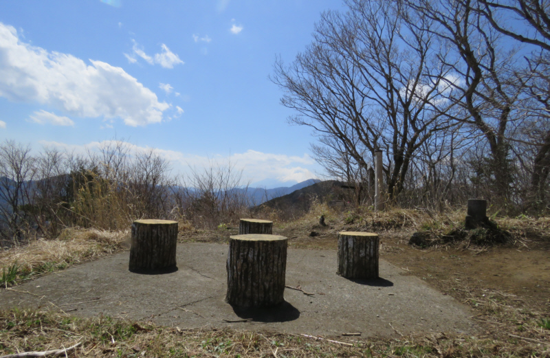 �����͖����Ȃ�A�֎q�p�̊ۑ��ނ������c���Ă���