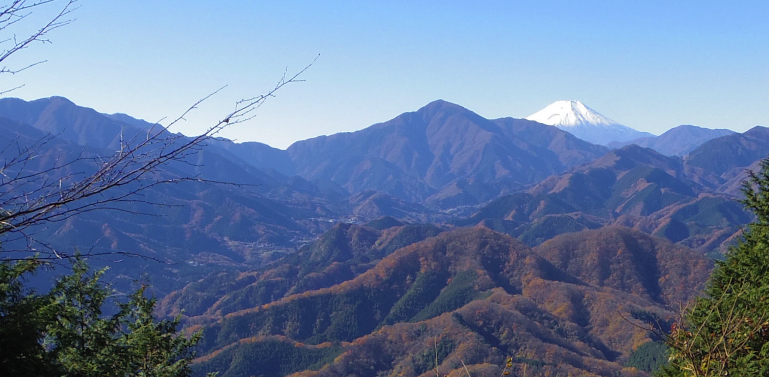 �ΘV�R�R������̕x�m�R�B�x�m�R����O��R�n�̎R���݂��L�тĂ����܂��B