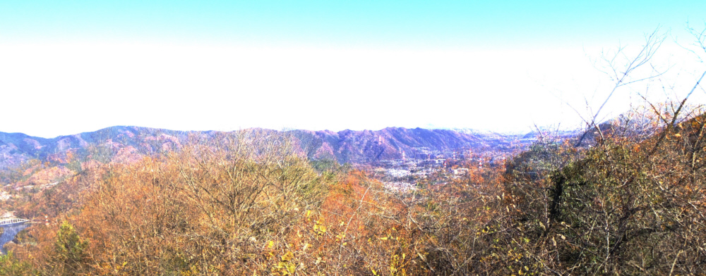 �s���̃J�������ʂ����喾�_�W�]�䂩��̌i�ρB