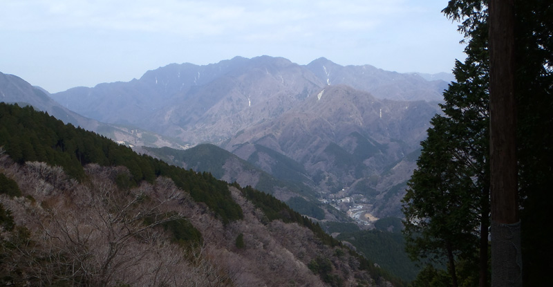 丹沢山、檜洞丸などの丹沢の山に囲まれた湯沢、畑の集落