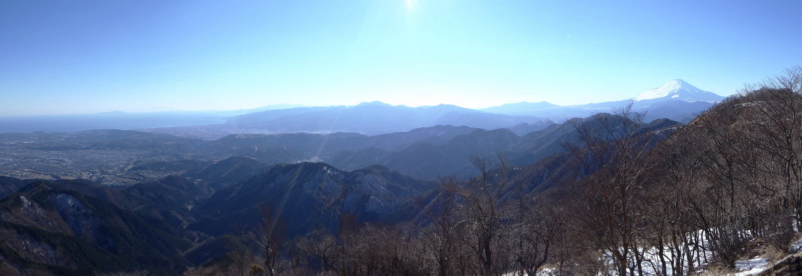 ���ە��򉡂̓񖓂։���铹�̍L�ꂩ��̕x�m�R