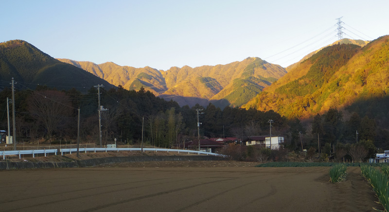 ��q�o�X��߂��̔_�����炩��̒O��̎R