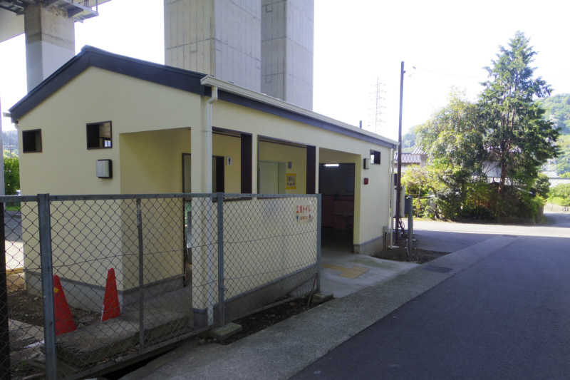 トイレ横から高松山登山出発