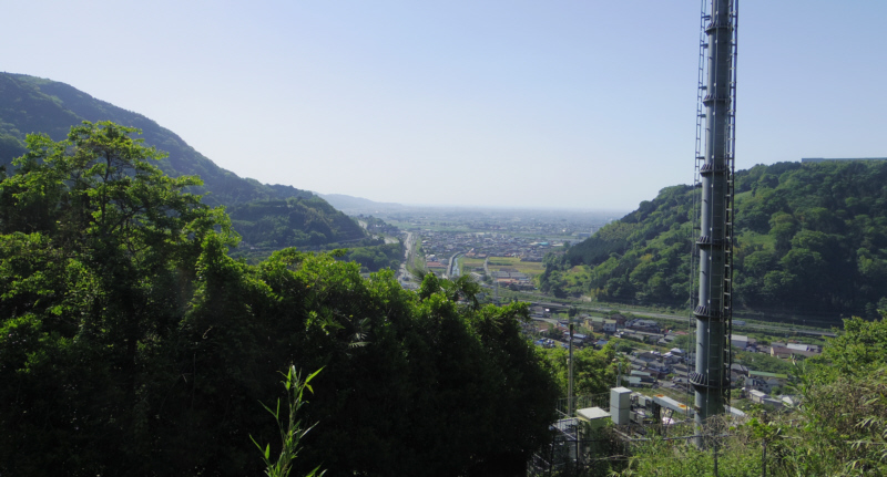 農道から小田原市市街と相模湾
