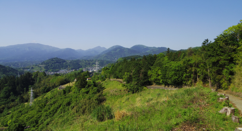 農道から。左側の山は明神ヶ岳、その右に金時山、その右手前に矢倉岳。