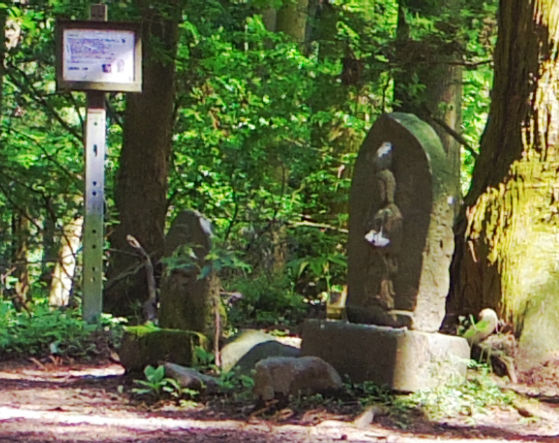 ビリ堂の馬頭観音と案内板