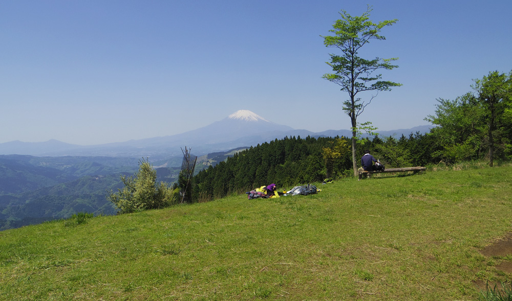 高松山山頂広場と富士山