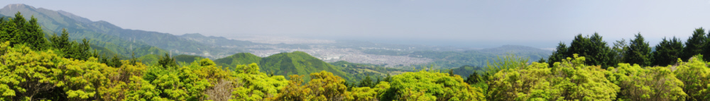 富士山の反対側には左から丹沢山地の三ノ塔、二ノ塔、大山があり、小田原市街地と相模湾が続きます