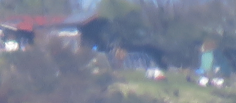 山頂の山小屋前でで座り込んでいる登山者