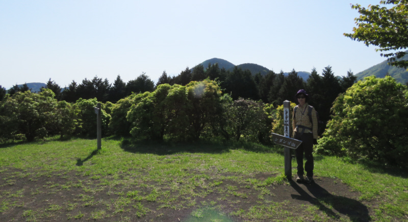 ジダンゴ山で殆ど見えない富士山と記念撮影
