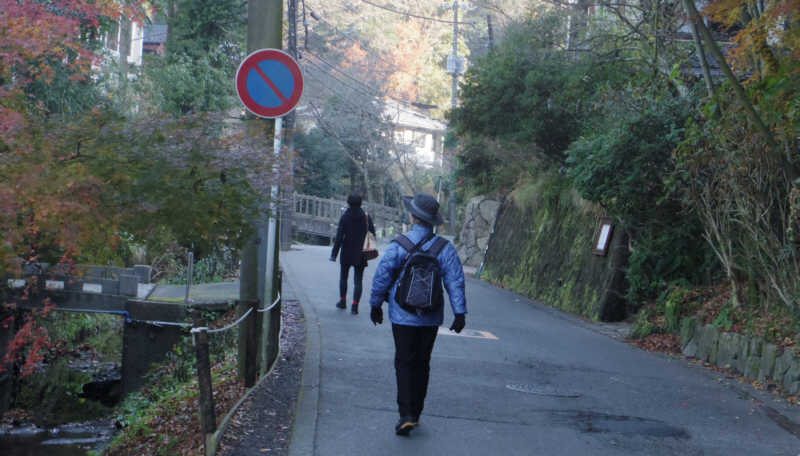 明月院に向かう川沿いの道