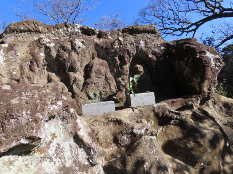 十王岩には、如意輪観音、地蔵菩薩、閻魔大王の三体の像