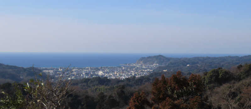 鎌倉市街と駿河湾