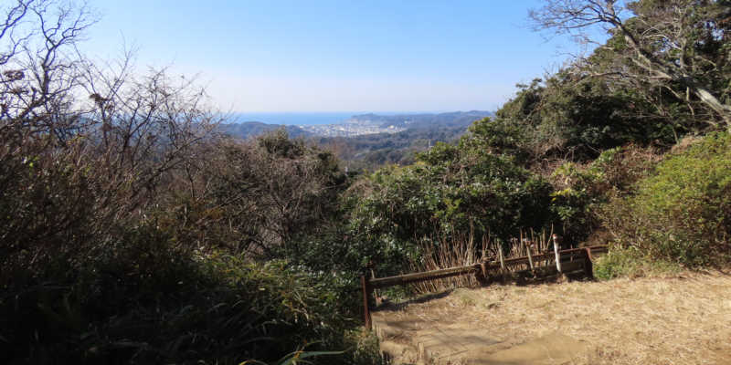 天園広場から鎌倉市と相模湾