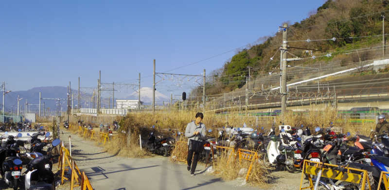 駅からの道で富士山