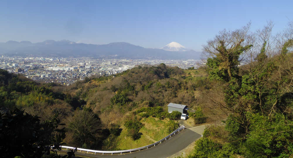 曽我山の農道から時々富士山