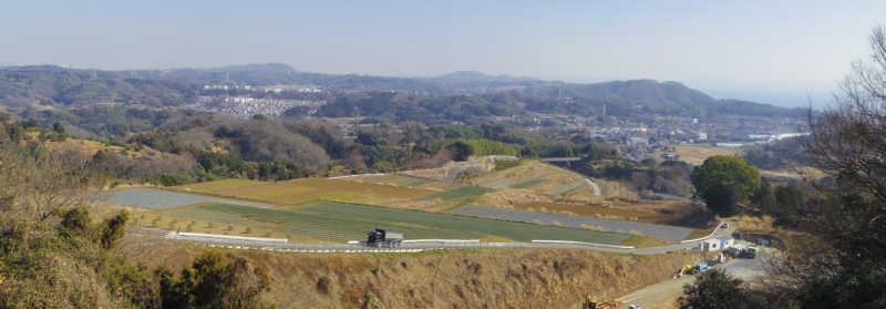 曽我山中腹の農道からの相模湾、吾妻山、湘南平