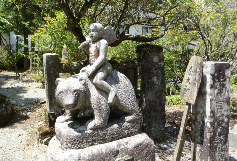 聖天堂前の、熊にまたがった金太郎