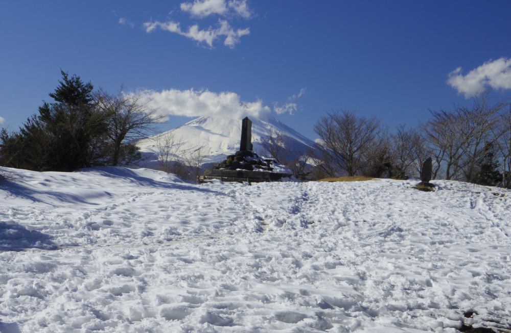 足柄城址と記念碑