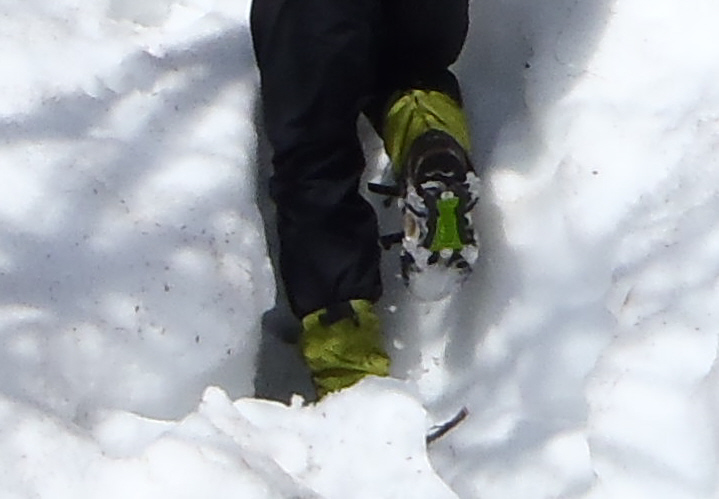 アイゼンを付けています